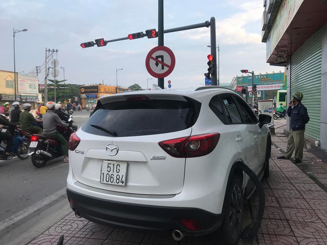 Dân truy bắt ô tô tông chết người ở đường Phạm Văn Đồng - Ảnh 2.