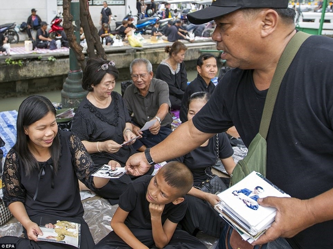 Hàng ngàn người Thái Lan mang ảnh, đội mưa chờ tiễn biệt nhà vua Bhumibol Adulyadej - Ảnh 1.
