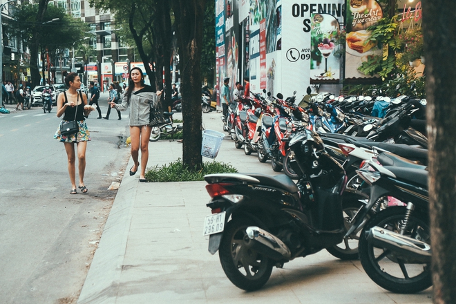 Đoàn liên ngành ngừng ra quân, vỉa hè trung tâm Sài Gòn lại thành nơi... họp chợ, đẩy người đi bộ xuống đường - Ảnh 1.