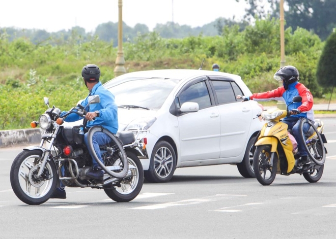 Không thể “khóa đường”, VĐV xe đạp đua cùng... xe hơi - Ảnh 1.