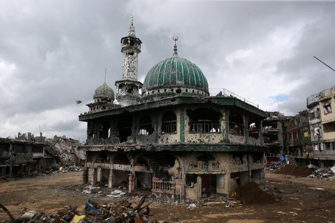 Thoát phiến quân thân IS, thành phố Philippines thành đống gạch vụn khổng lồ - Ảnh 1.