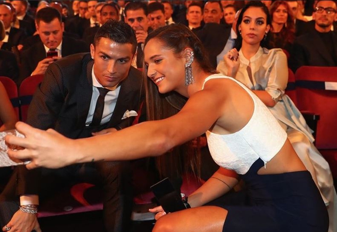 Đây là phản ứng của Georgina khi Ronaldo được người đẹp tuổi teen tiếp cận - Ảnh 1.