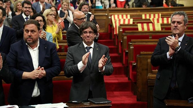 Ảnh: Catalan tuyên bố độc lập, hàng vạn người dân đổ ra đường ăn mừng - Ảnh 1.