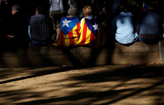 Ảnh: Catalan tuyên bố độc lập, hàng vạn người dân đổ ra đường ăn mừng - Ảnh 2.