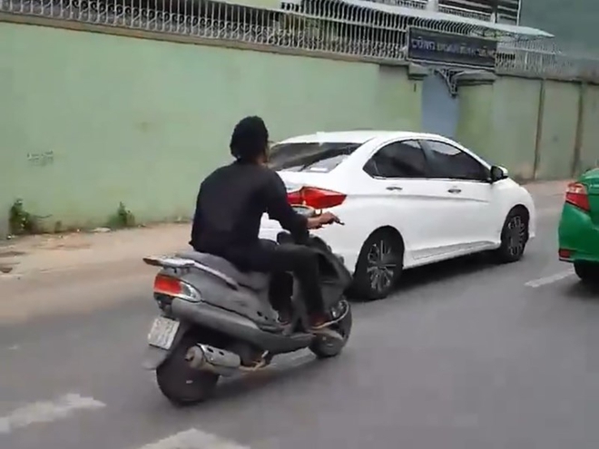 Công an truy tìm kẻ điên cuồng chặt kính ô tô ở Sài Gòn - Ảnh 1.