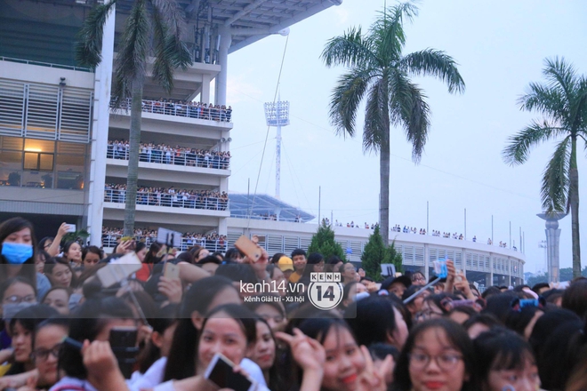 Biển người chờ đón Lee Kwang Soo - Haha tại Mỹ Đình, nhiều fan ngất vì không chịu được sức ép khủng khiếp - Ảnh 2.