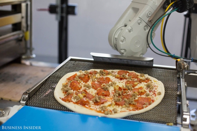 Không chỉ phục vụ nhà hàng, khách sạn, giờ robot còn có thể làm bánh pizza hết sức xuất sắc - Ảnh 1.