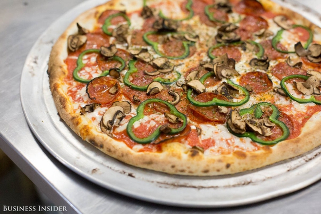 Không chỉ phục vụ nhà hàng, khách sạn, giờ robot còn có thể làm bánh pizza hết sức xuất sắc - Ảnh 2.