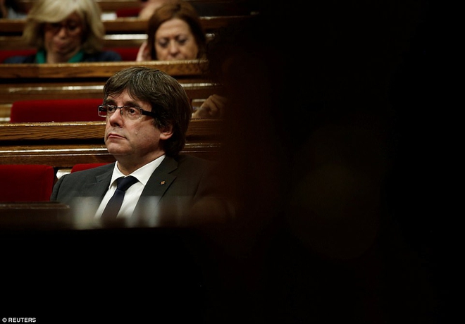 Tổng công tố Tây Ban Nha kêu gọi khởi tố các lãnh đạo ly khai Catalonia tội nổi loạn - Ảnh 1.