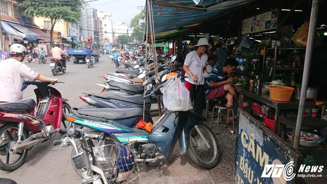 Ông Đoàn Ngọc Hải không xuống đường, vỉa hè quận 1 lại bị ‘cướp’ - Ảnh 2.