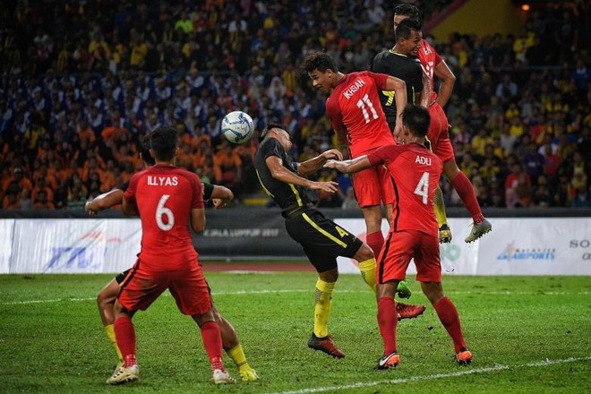 Manh động từ fan đến đội, bóng đá Malaysia bị phạt nặng - Ảnh 1.