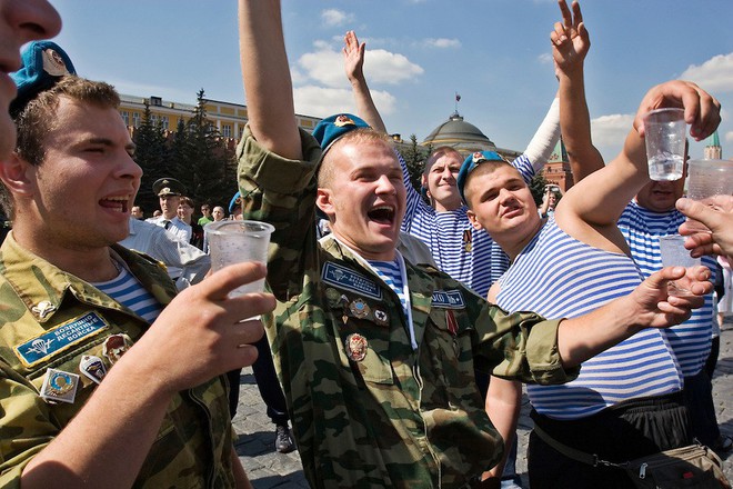 Học viên xe tăng VN ở Nga: Bao khoai tây ngoài bờ rào và cuộc gặp bất ngờ ở quán bia hơi - Ảnh 2.