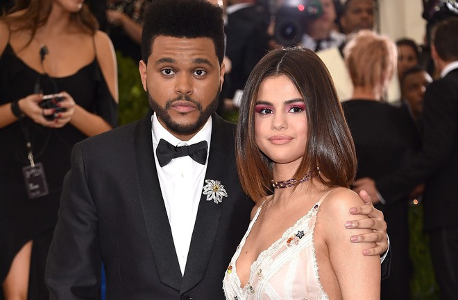 Selena Gomez hay The Weeknd, ai là người đã đá người kia bằng một cú điện thoại? - Ảnh 1.