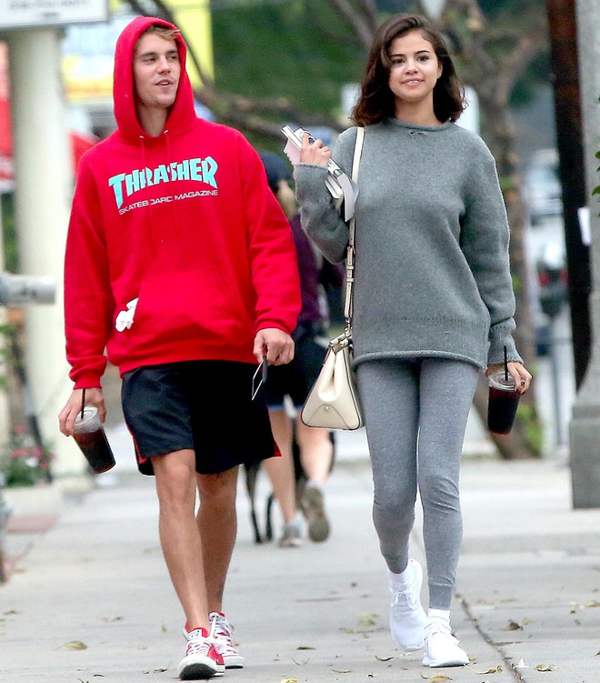 Selena Gomez hay The Weeknd, ai là người đã đá người kia bằng một cú điện thoại? - Ảnh 2.