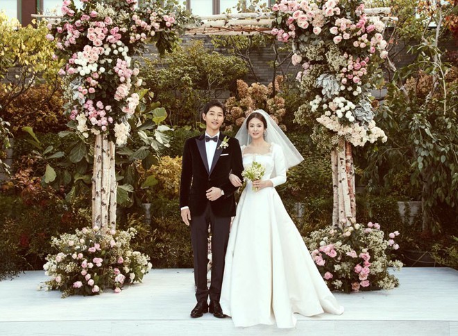 Cô dâu Song Hye Kyo khoe ảnh cưới, lần đầu lên tiếng sau siêu đám cưới với lang quân Song Joong Ki - Ảnh 2.