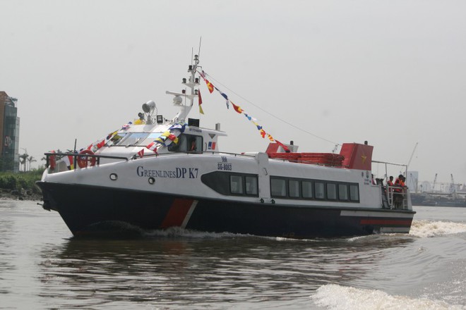 Cứu hành khách đi tàu bị rơi xuống sông Sài Gòn - Ảnh 1.