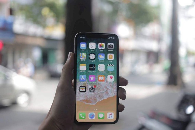Vì sao iPhone X về Việt Nam giá cao gấp đôi? - Ảnh 2.