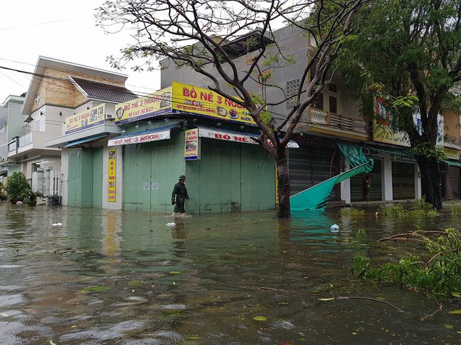 Phú Yên: Từ nhỏ tới giờ mới thấy bão gió lớn thế này, bão rít từng hồi, mái tôn đập rầm rầm - Ảnh 5.