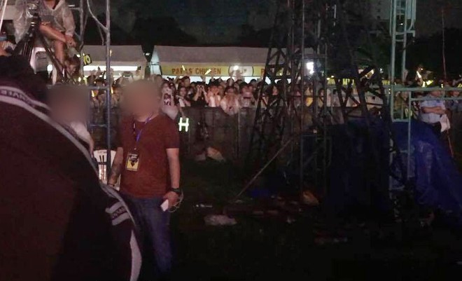 Người đeo thẻ BTC concert T-Ara ở TP.HCM gây phẫn nộ khi hung hãn xô xát, đập điện thoại của phóng viên tác nghiệp - Ảnh 1.