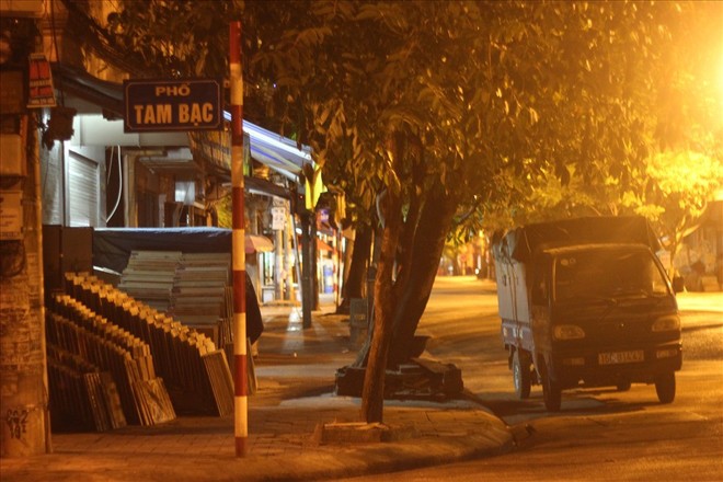 Khung cảnh khác lạ khu chợ Tam Bạc đất cảng Hải Phòng về đêm - Ảnh 1.