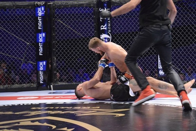 Võ sĩ MMA của Romania hạ knock-out đối thủ trong 8 giây - Ảnh 2.