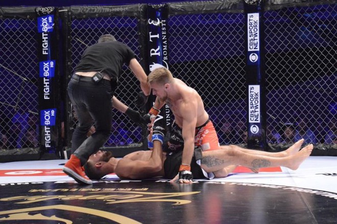 Võ sĩ MMA của Romania hạ knock-out đối thủ trong 8 giây - Ảnh 3.