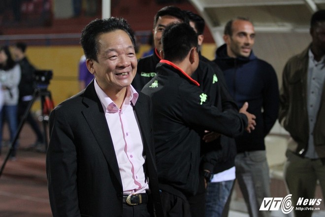 Bầu Hiển cười tươi xuống sân chúc mừng Hà Nội FC lên đỉnh V-League - Ảnh 1.