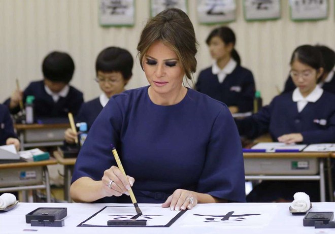 Đệ nhất phu nhân Mỹ Melania Trump học viết thư pháp ở Tokyo - Ảnh 1.