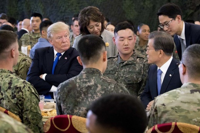 Tổng thống Donald Trump ăn trưa với binh sĩ trong doanh trại Mỹ ở Hàn Quốc - Ảnh 2.