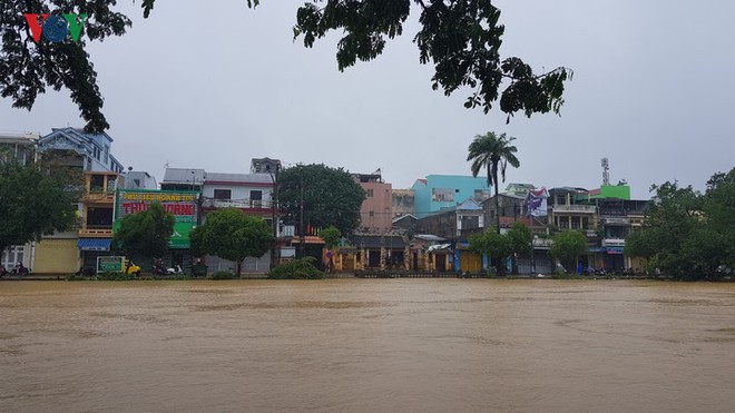 Người dân Huế chèo thuyền, đánh cá trên đường phố trong ngày mưa lũ - Ảnh 1.