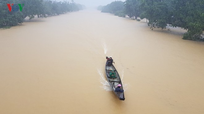 Người dân Huế chèo thuyền, đánh cá trên đường phố trong ngày mưa lũ - Ảnh 2.