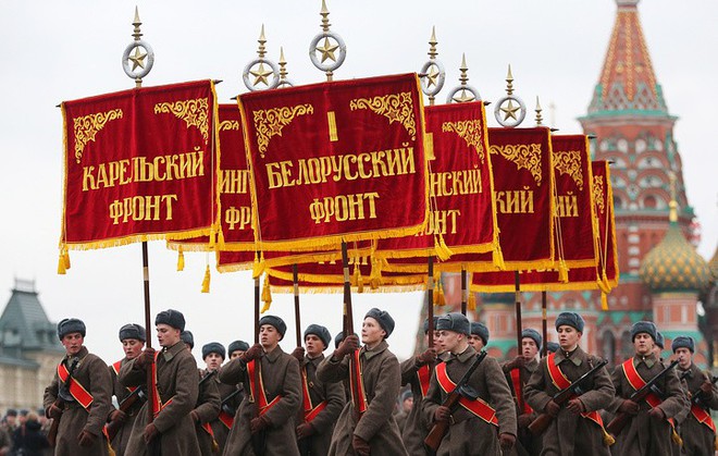 Tái hiện duyệt binh lịch sử Kỷ niệm 24 năm Cách mạng tháng 10 năm 1941 - Ảnh 1.