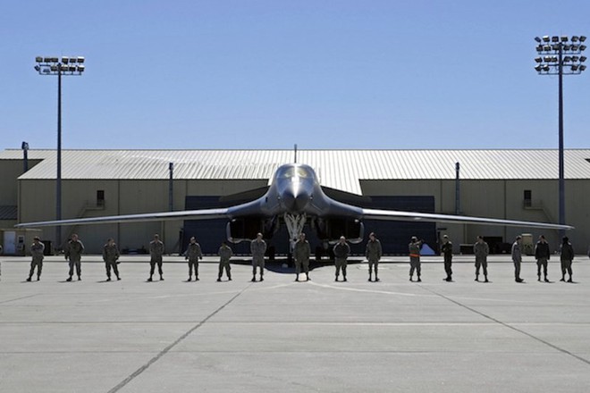 Quái vật B-1B Lancer Mỹ dùng tấn công cứ địa tên lửa Triều Tiên khủng đến đâu? - Ảnh 1.