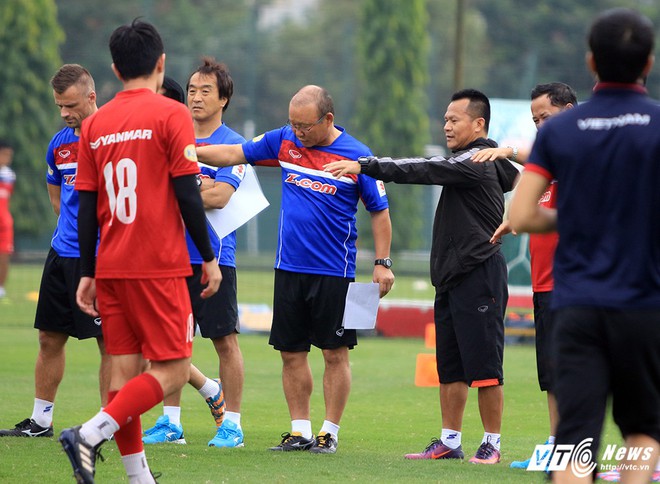 HLV Park Hang Seo hài hước, đọ chiều cao với trợ lý Lư Đình Tuấn - Ảnh 2.