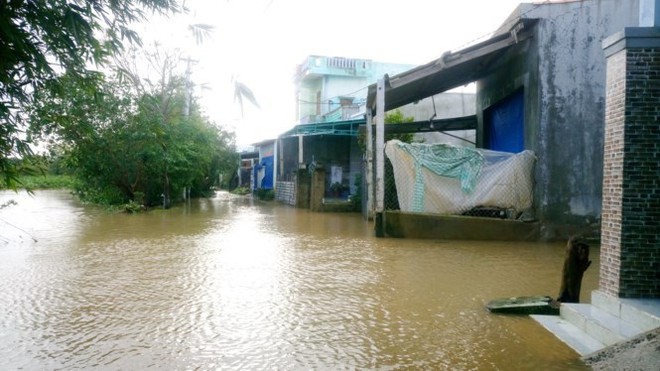 Bên trong vùng nước lũ bao vây ở Bình Định - Ảnh 2.