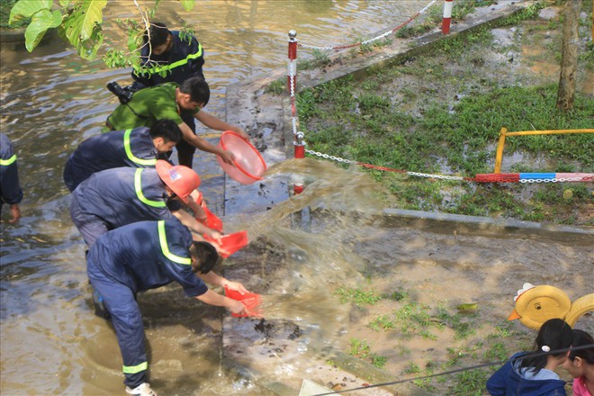 Chùm ảnh: Thừa Thiên-Huế bắt tay và khắc phục hậu quả mưa lũ - Ảnh 1.