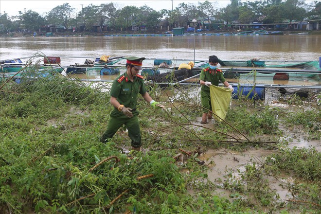 Chùm ảnh: Thừa Thiên-Huế bắt tay và khắc phục hậu quả mưa lũ - Ảnh 2.