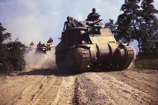 Loạt ảnh màu ấn tượng về xe tăng cổ của Mỹ huấn luyện trên thao trường - Ảnh 4.