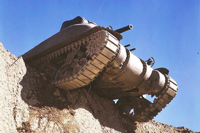 Loạt ảnh màu ấn tượng về xe tăng cổ của Mỹ huấn luyện trên thao trường - Ảnh 10.