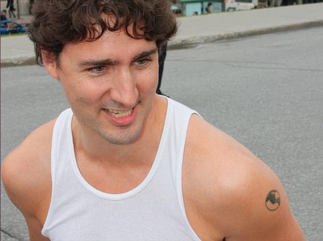 Thủ tướng Canada trổ tài đấm bốc khoe hình xăm cực chất