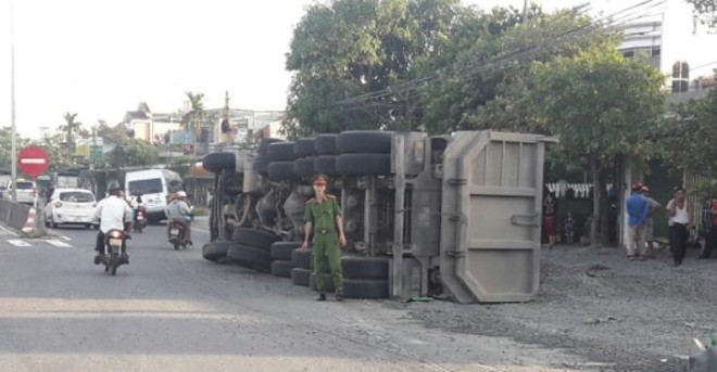 Xe tải lật trên quốc lộ, giao thông ách tắc nhiều giờ - Ảnh 1.