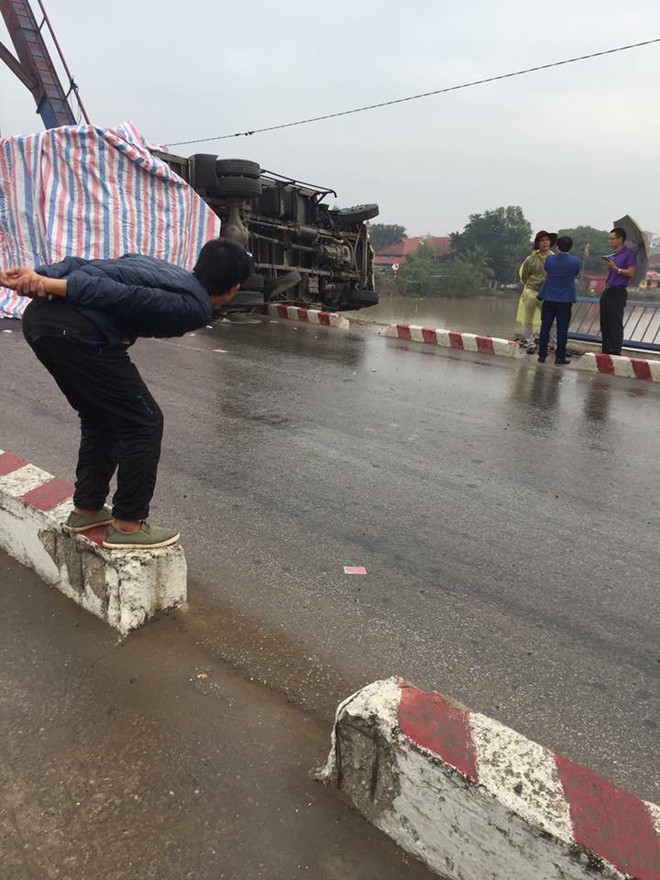 Hải Phòng: Xe tải lật đè hai mẹ con đi SH, một người tử vong tại chỗ - Ảnh 1.