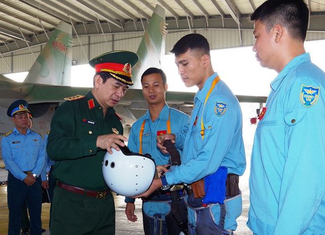 Thượng tướng Phan Văn Giang kiểm tra trung đoàn không quân 927 - Ảnh 1.