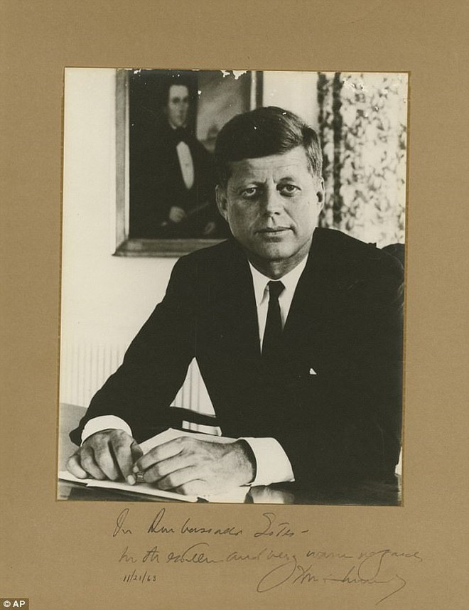 Chữ ký cuối cùng của ông Kennedy được rao bán giá khủng - Ảnh 1.