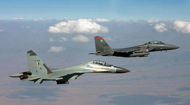 F-15 Mỹ đối đầu Su-30SM Nga: “Đại bàng tấn công đè bẹp vịt con”? - Ảnh 1.