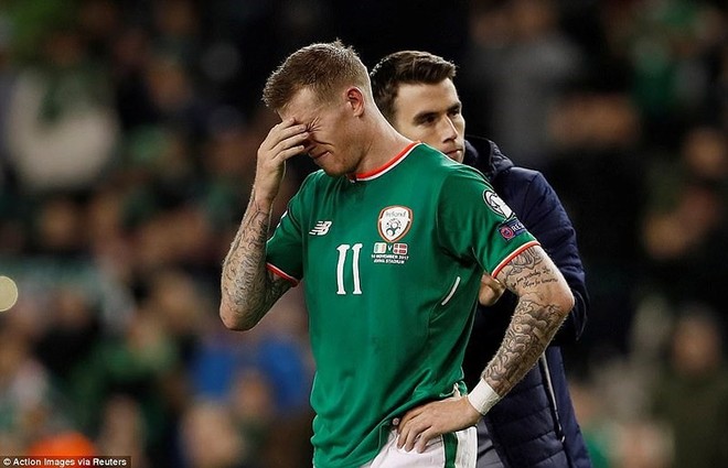 James McClean buồn bã sau khi thua Đan Mạch.