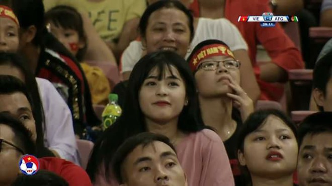 Fan nữ xinh đẹp gây sốt trên sóng truyền hình trận Việt Nam gặp Afghanistan - Ảnh 1.