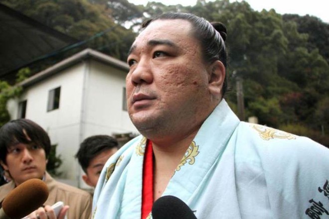 Huyền thoại làng Sumo Nhật Bản đánh vỡ sọ đồng nghiệp bằng chai bia - Ảnh 2.