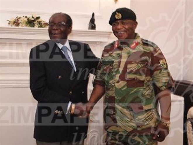 Tổng thống Zimbabwe Mugabe bất ngờ xuất hiện sau đảo chính - Ảnh 1.