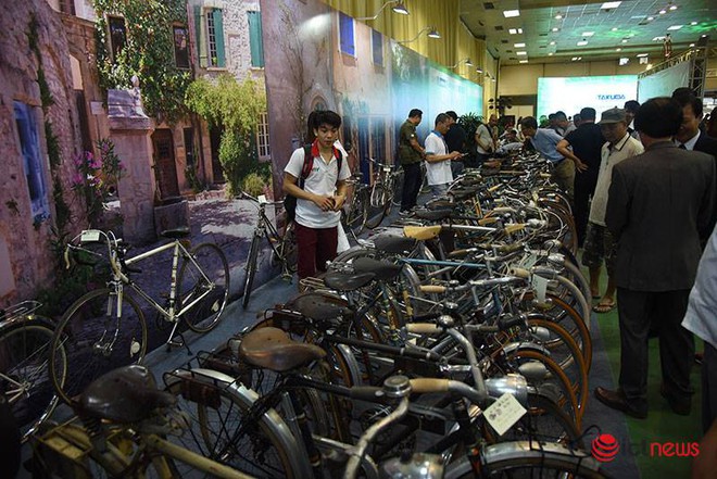 Xem những chiếc xe đạp cổ giá đắt ngang ô tô đang được trưng bày tại Hà Nội - Ảnh 1.